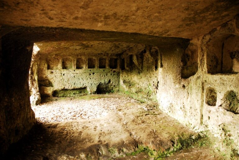 SABATO 17 NOVEMBRE 2018. Itinerari Laziali. Il Parco Archeologico dell’antica città di Sutri: il mitreo, l’anfiteatro e la necropoli.